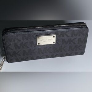 Michael Kors Jet Set Travel Continental Wallet In Black w/ Gold-Tone Hardware